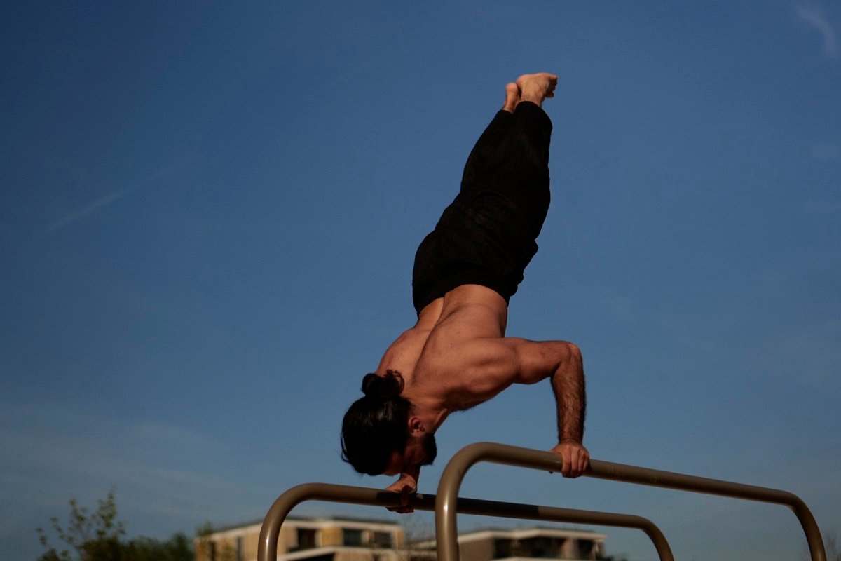Tamer Eskin bei Handstand-Liegestützen